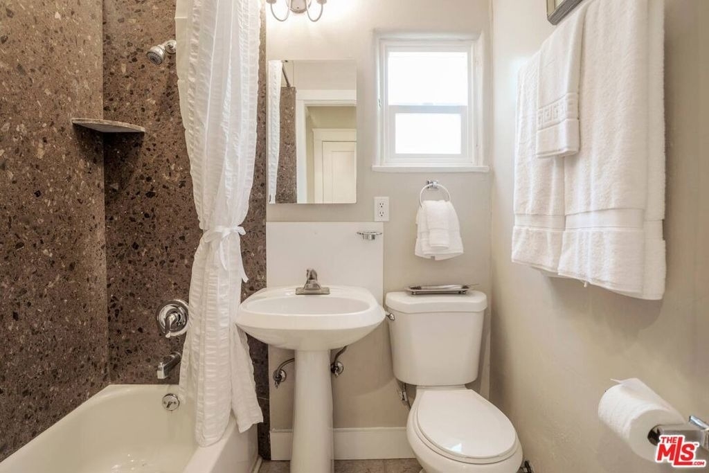 2628 N Beachwood Drive - Photo 26