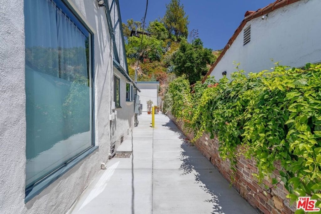 2628 N Beachwood Drive - Photo 3
