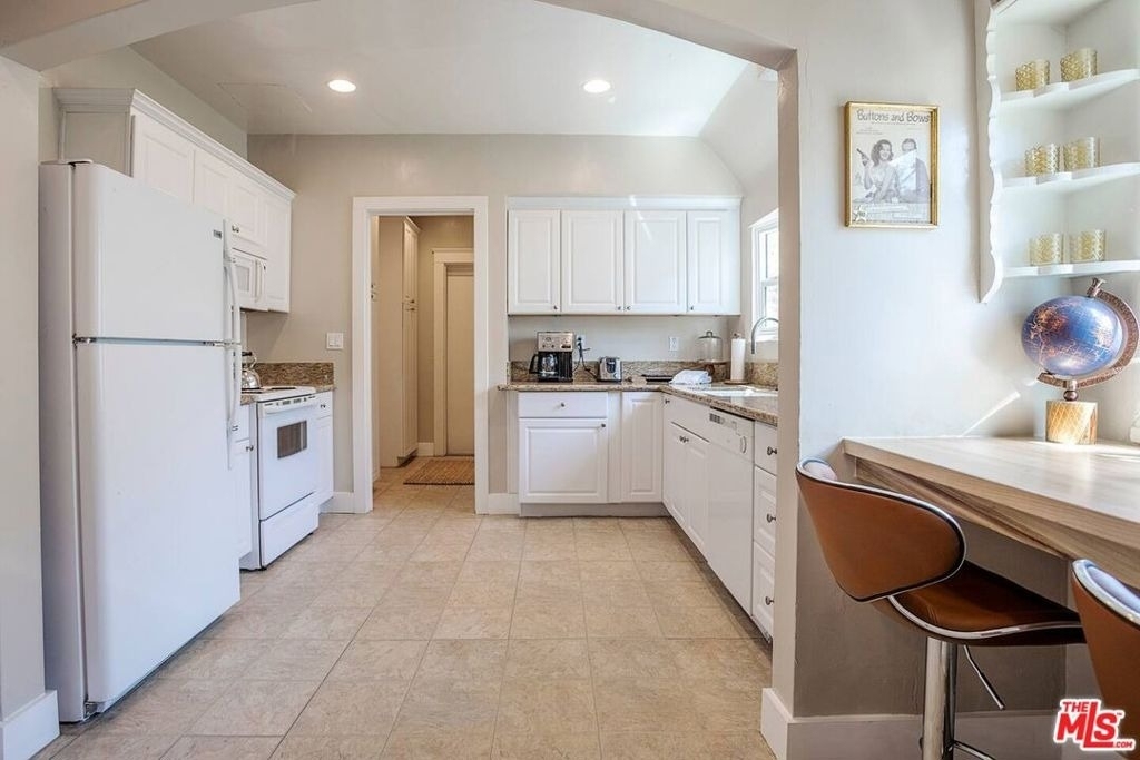 2628 N Beachwood Drive - Photo 17