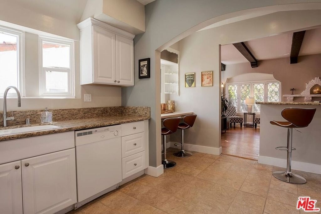2628 N Beachwood Drive - Photo 20