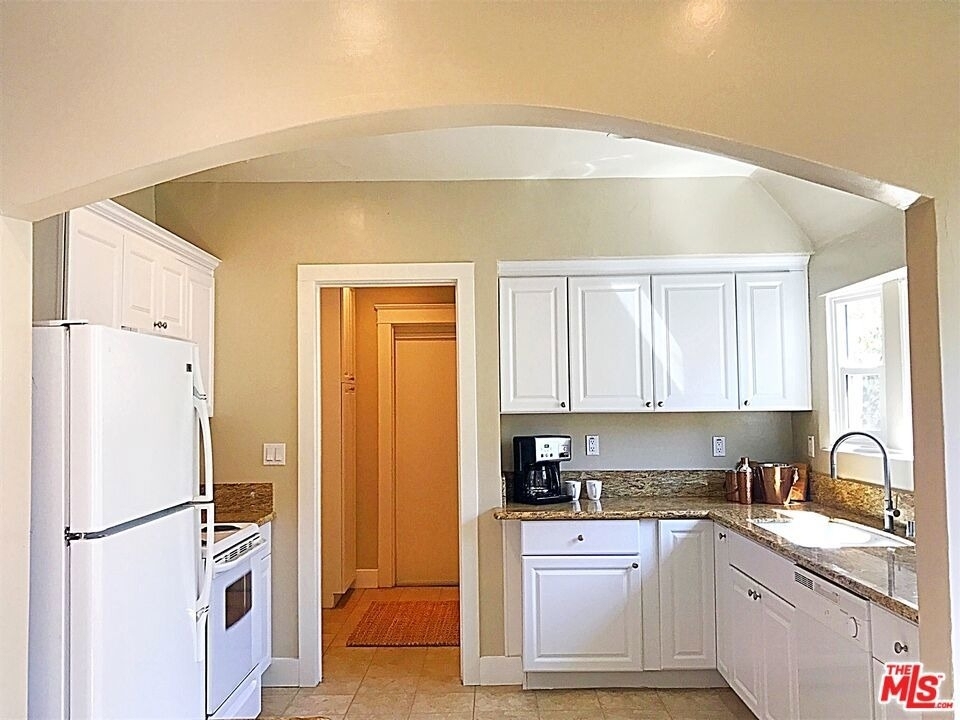 2628 N Beachwood Drive - Photo 19