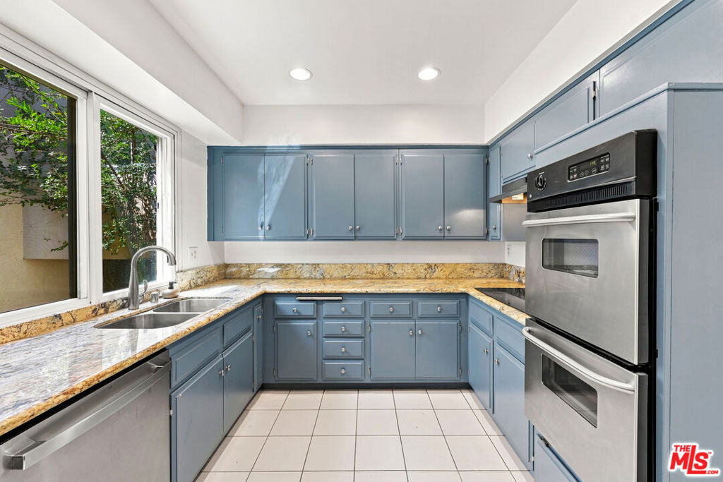 3500 W Manchester Boulevard - Photo 4