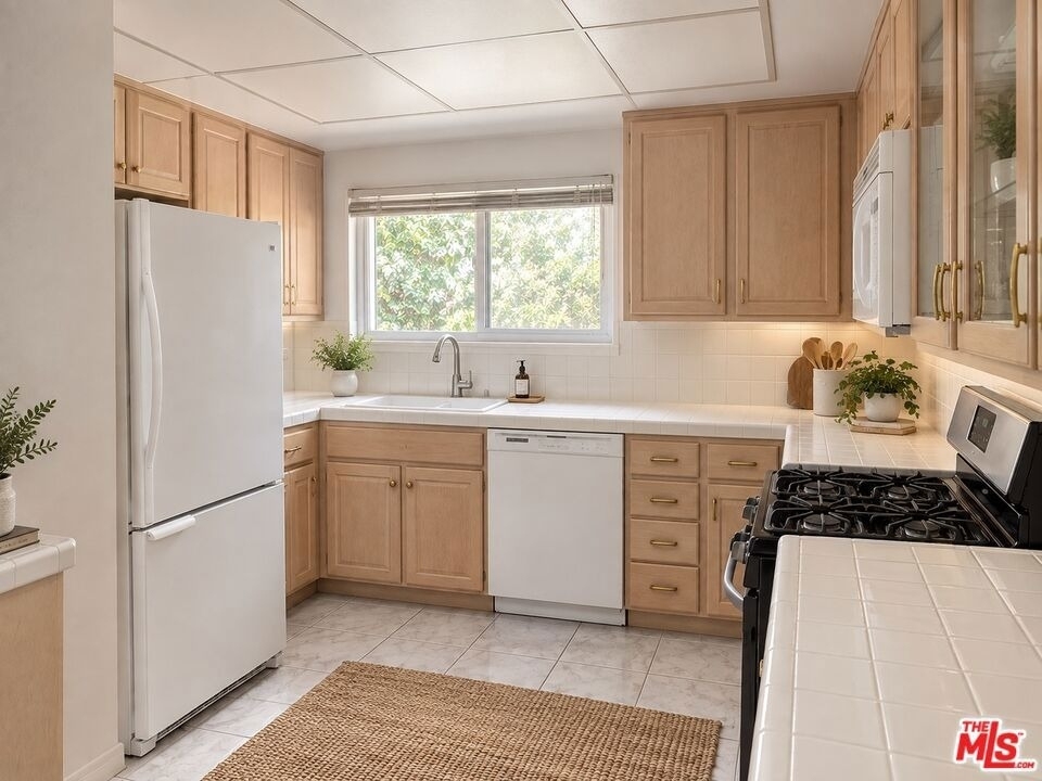 10933 Wellworth Avenue - Photo 5