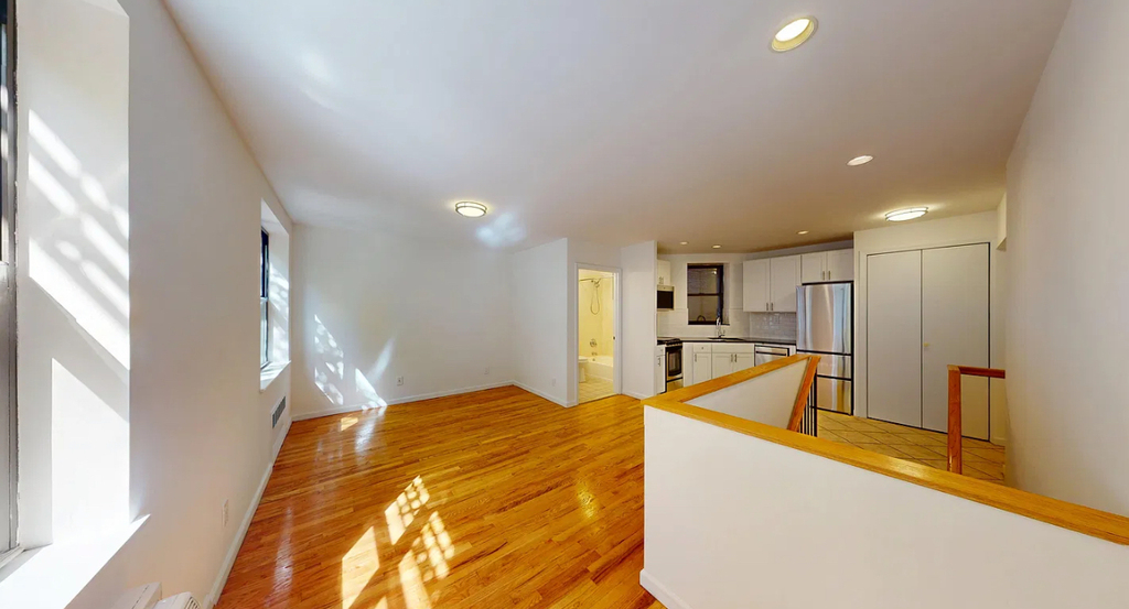 East 65th Street - Photo 12
