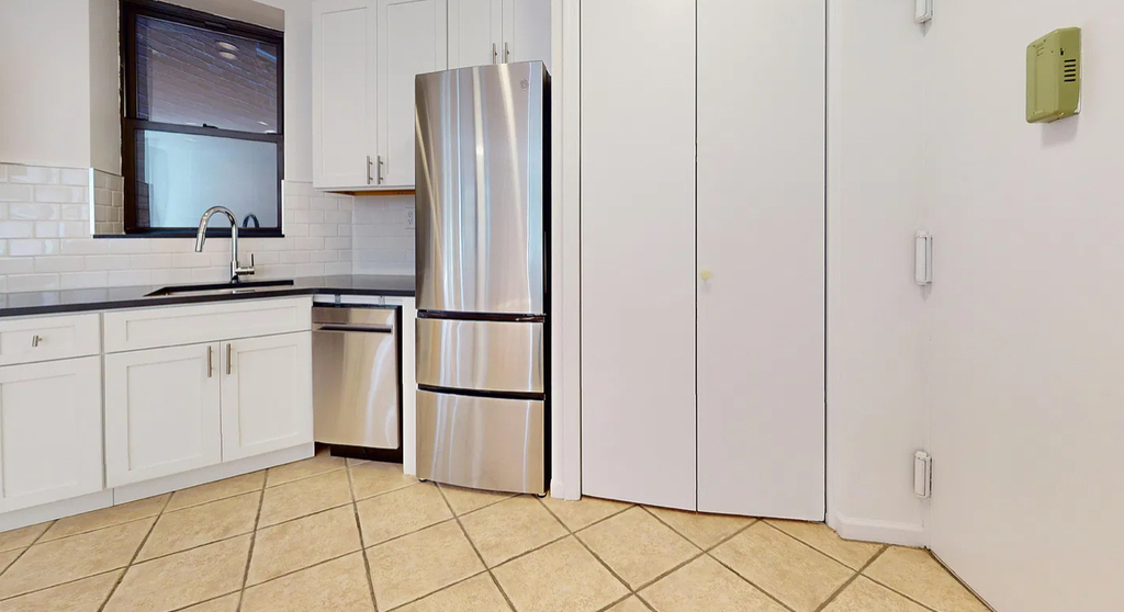 East 65th Street - Photo 7
