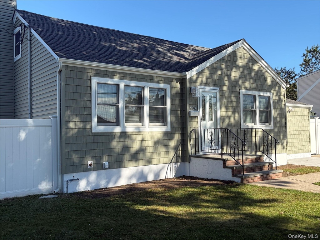 904 11th Street - Photo 0