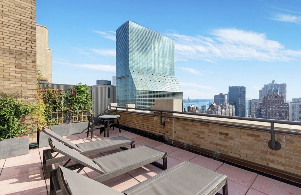 310 E 40th Street - Photo 14