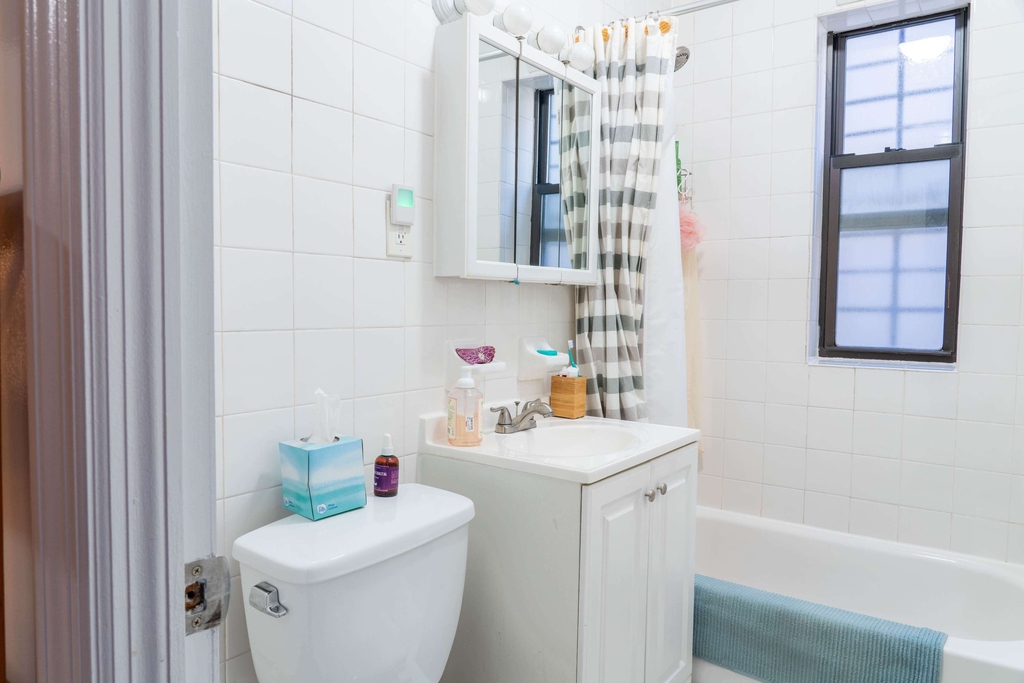 401 W 47th Street - Photo 8