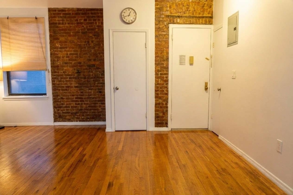 401 W 47th Street - Photo 1