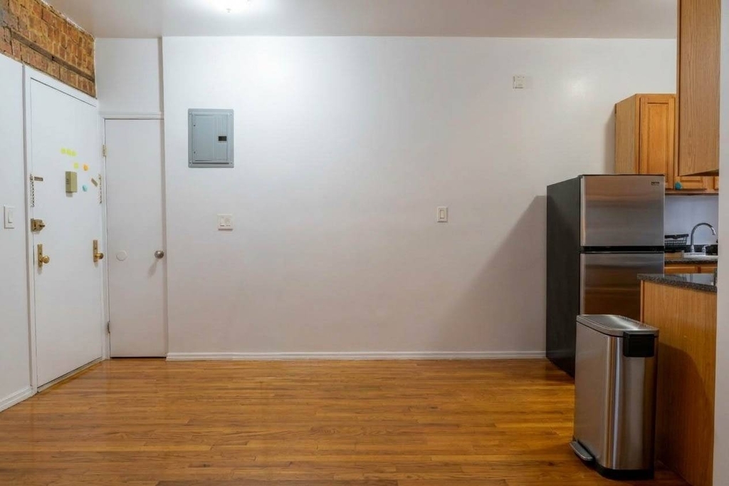 401 W 47th Street - Photo 2