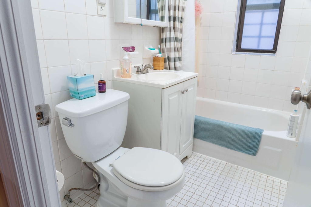 401 W 47th Street - Photo 7
