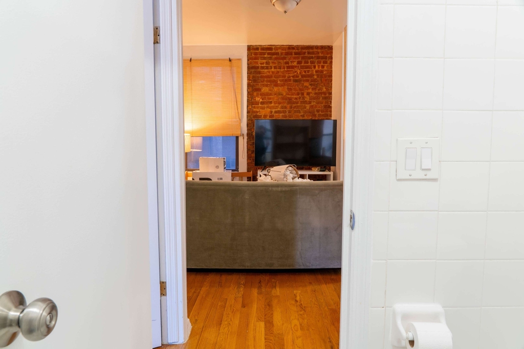401 W 47th Street - Photo 9