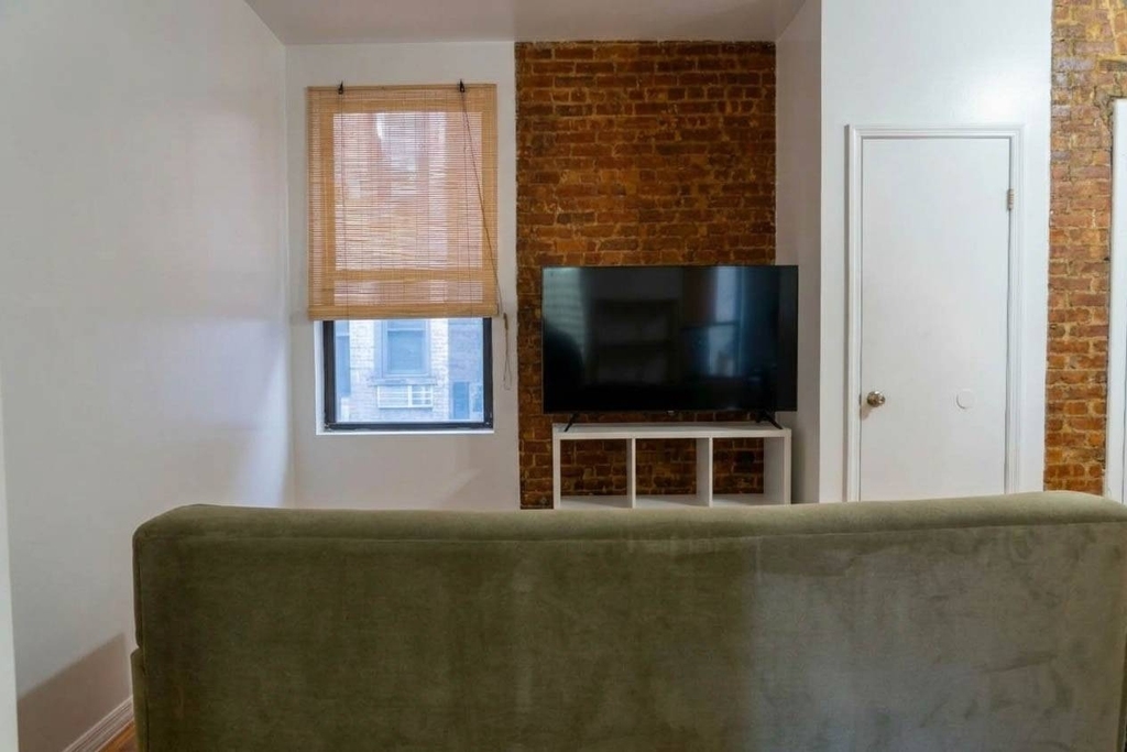 401 W 47th Street - Photo 4
