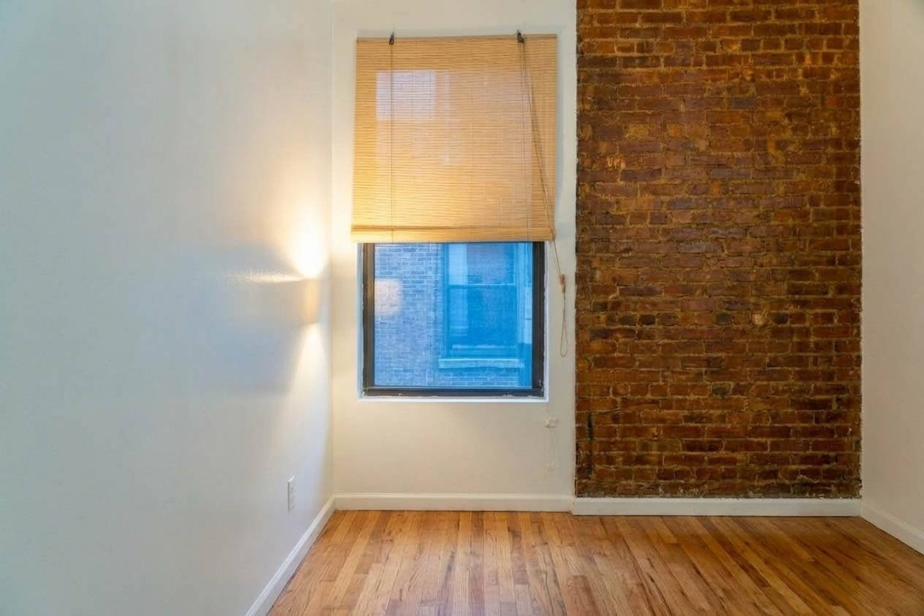 401 W 47th Street - Photo 0