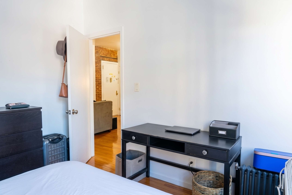 401 W 47th Street - Photo 14