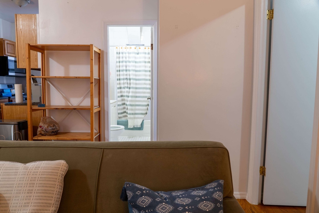 401 W 47th Street - Photo 5