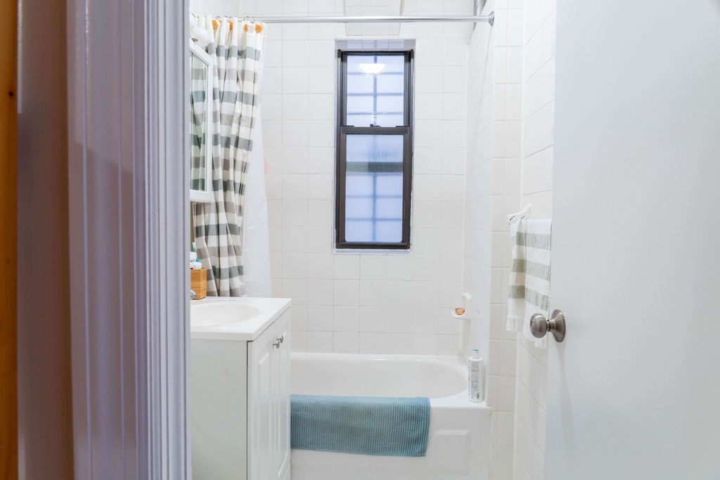 401 W 47th Street - Photo 6