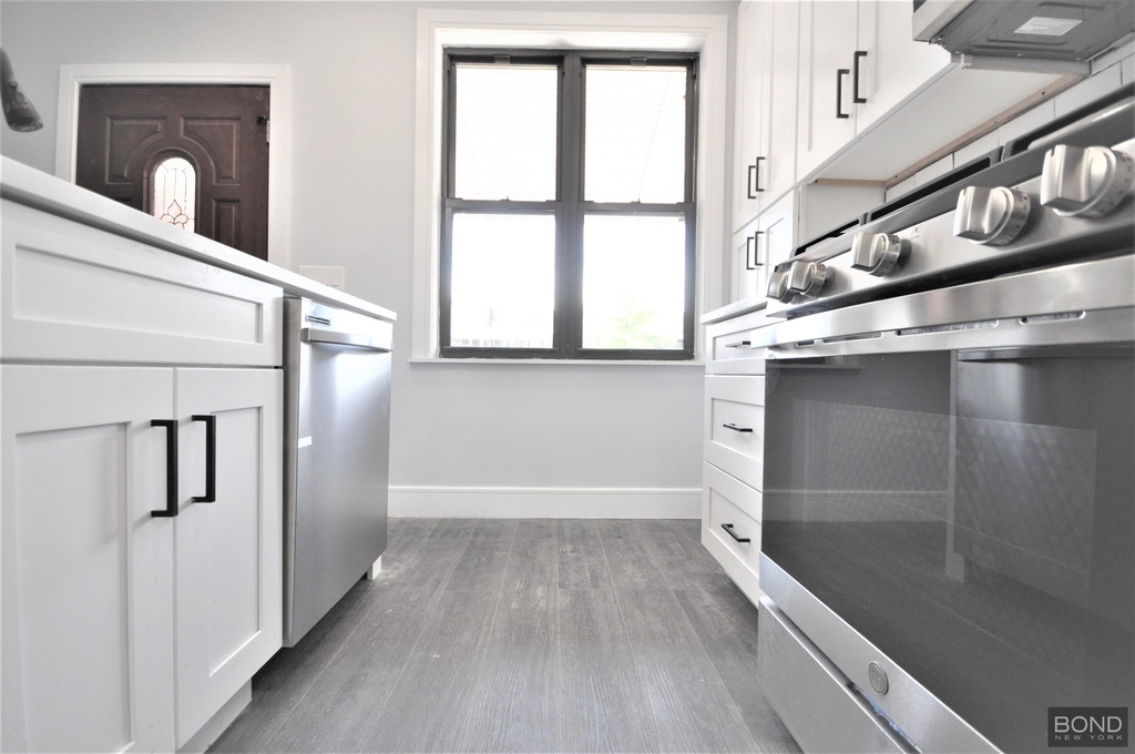 135 E 46th Street - Photo 2