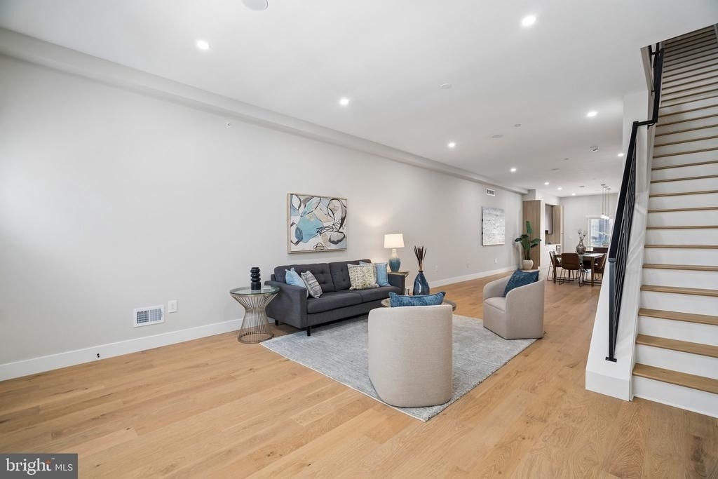 609 E Locust Avenue - Photo 1