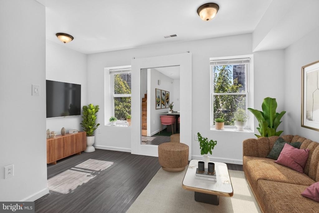 1537 W Stiles Street - Photo 1