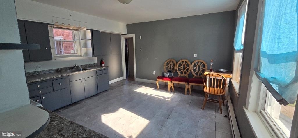 516 E Oak Street - Photo 2