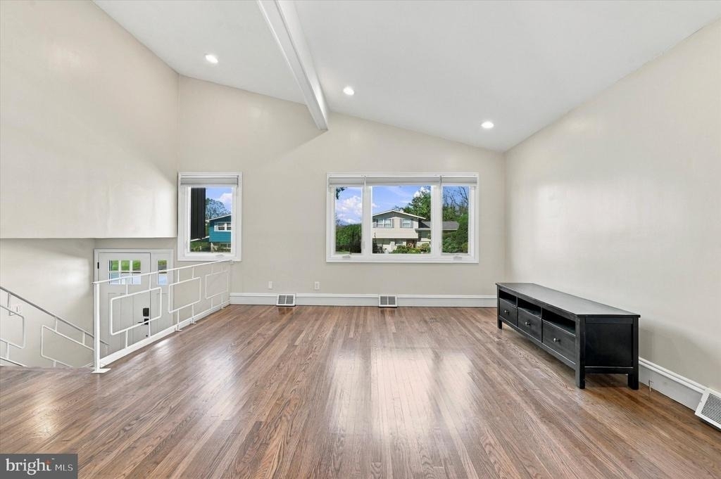 211 Kings Road - Photo 2