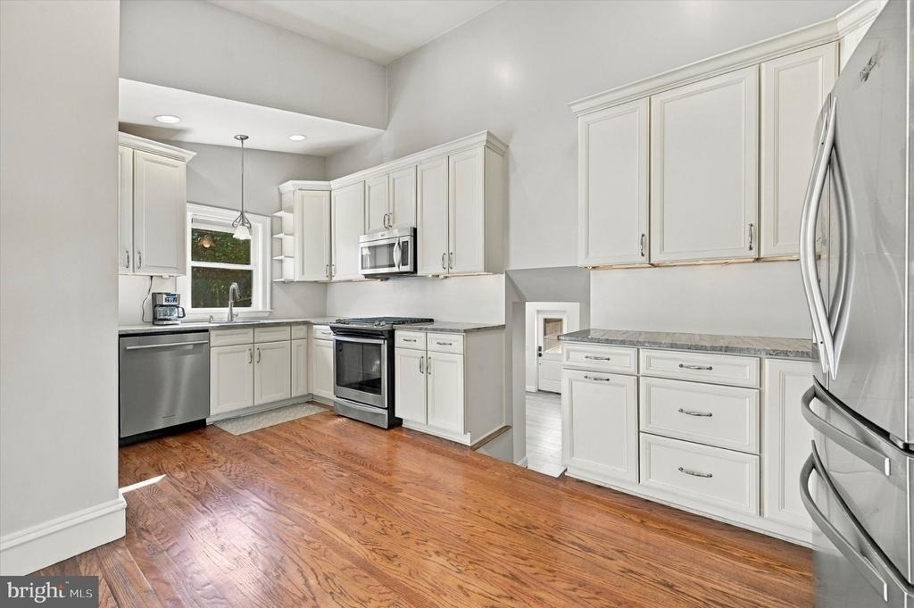 211 Kings Road - Photo 3