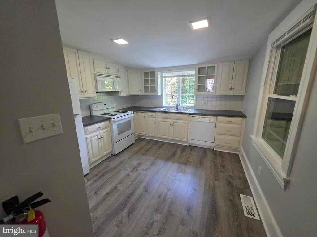 277 E Broadway - Photo 7