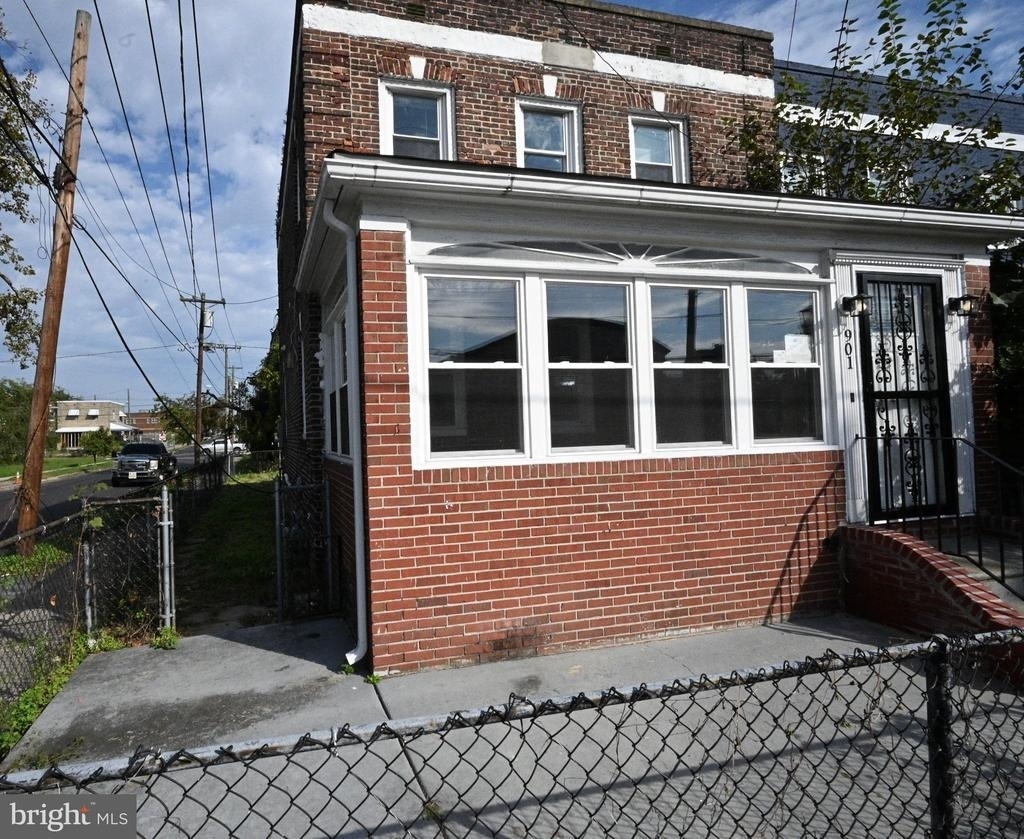 901 Fairview Street - Photo 1