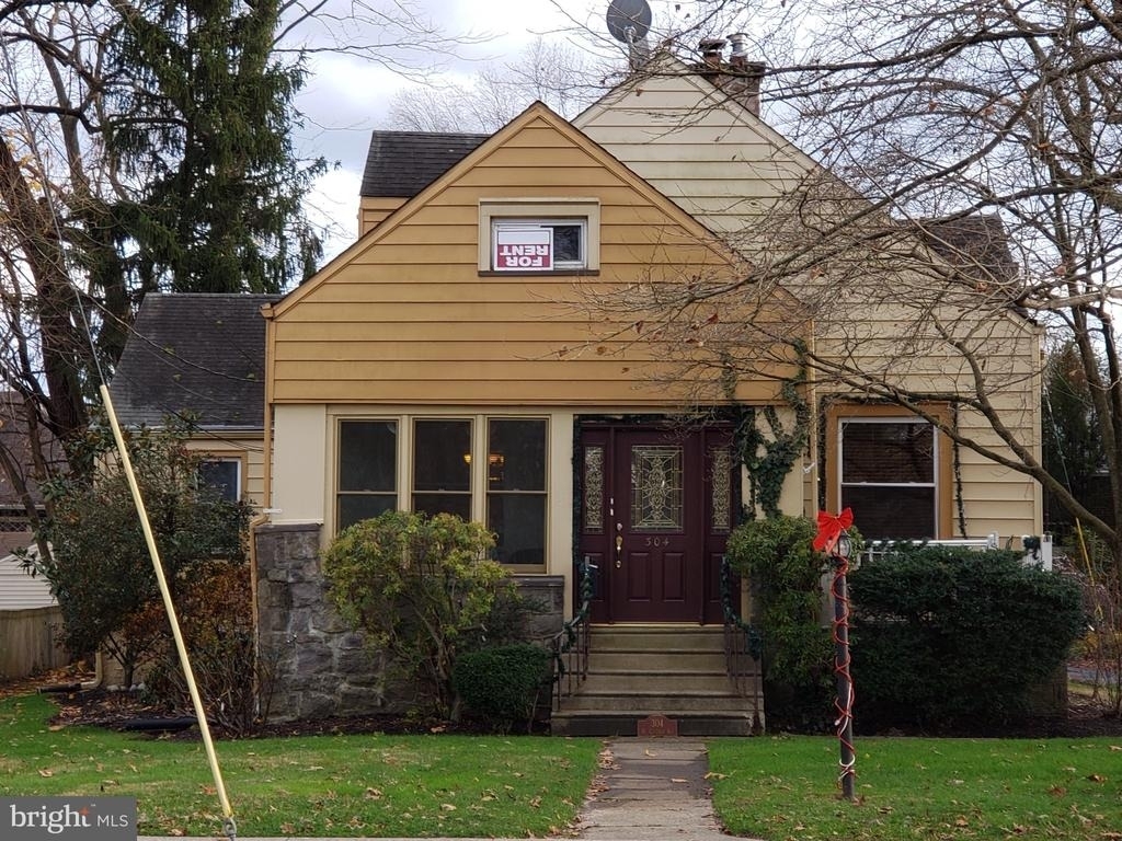 304 W Collings Avenue - Photo 1