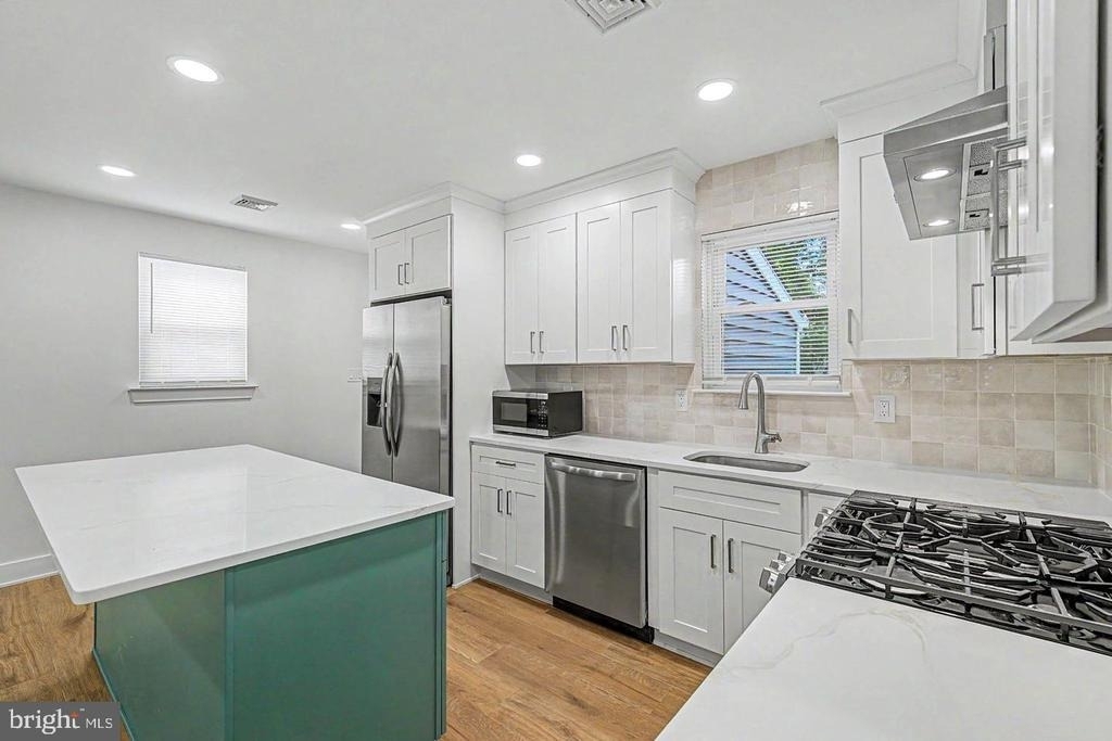 1030 Neumark Avenue - Photo 2