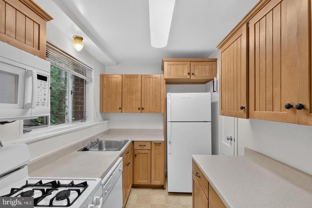 10406 Montrose Avenue - Photo 2