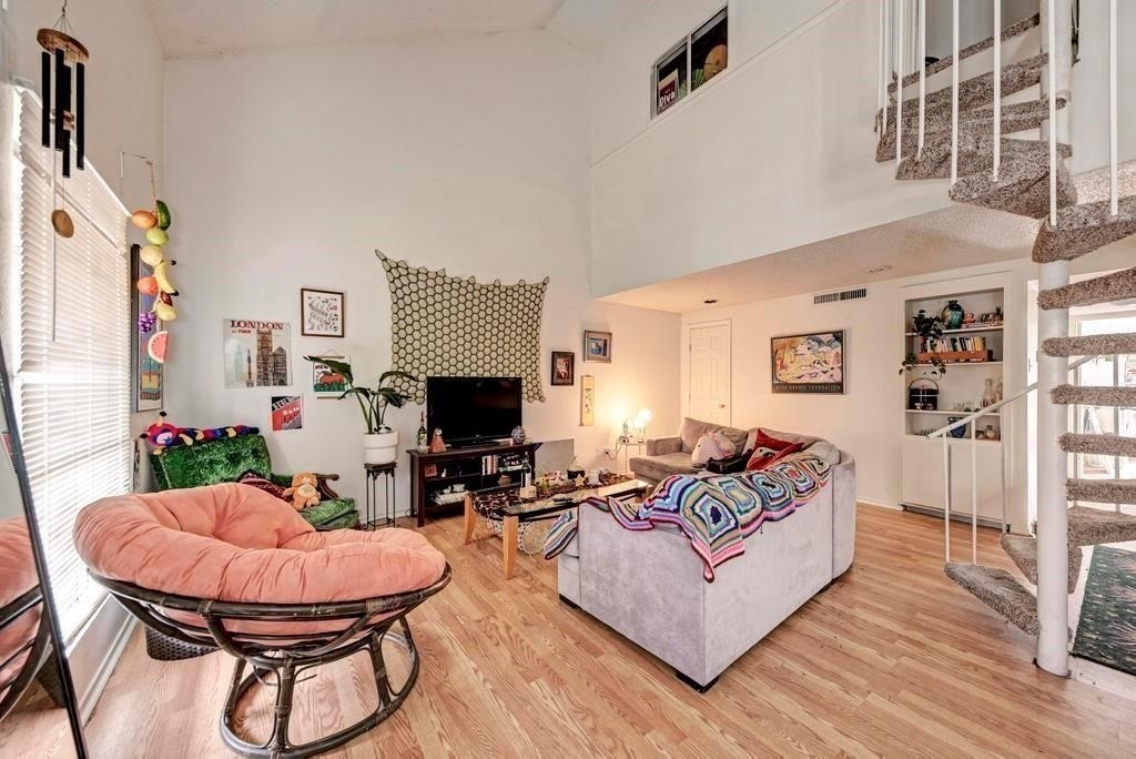 2401 Leon St - Photo 0