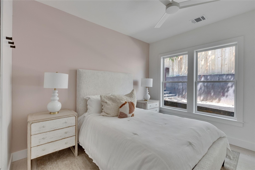 1118 W 7th St - Photo 3