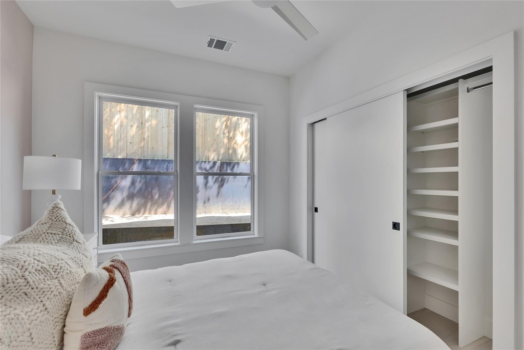 1118 W 7th St - Photo 9