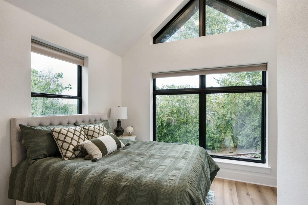 605 E 55th St - Photo 10