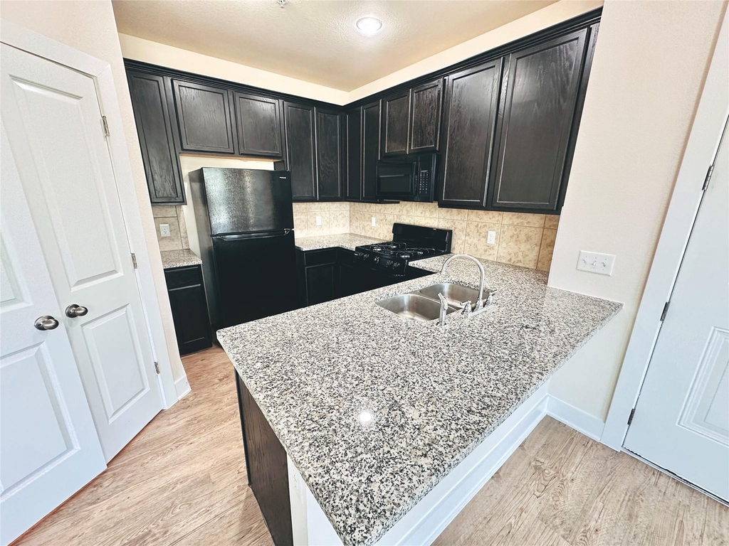2216 Creekside Ln - Photo 3