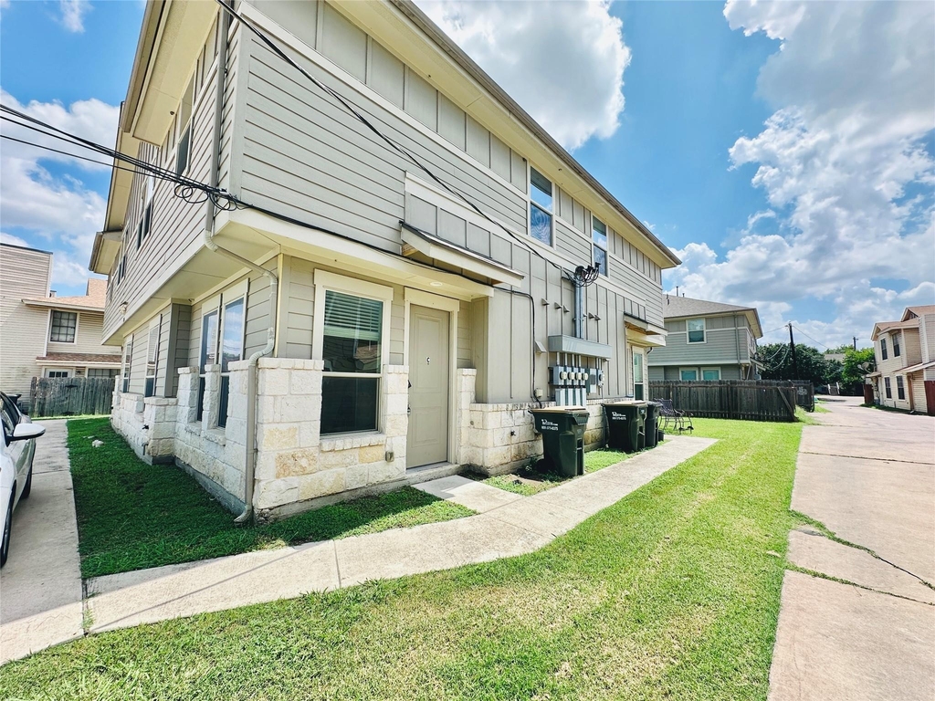 2216 Creekside Ln - Photo 0