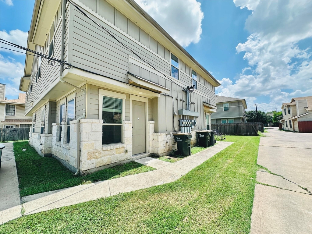 2216 Creekside Ln - Photo 1