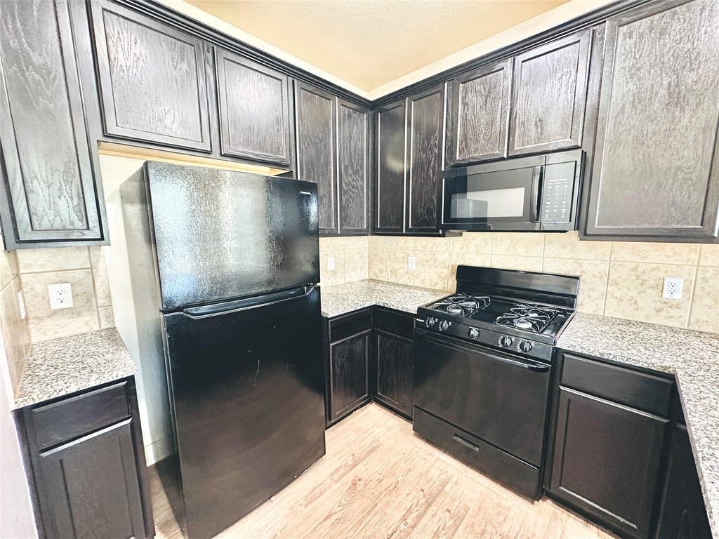 2216 Creekside Ln - Photo 4