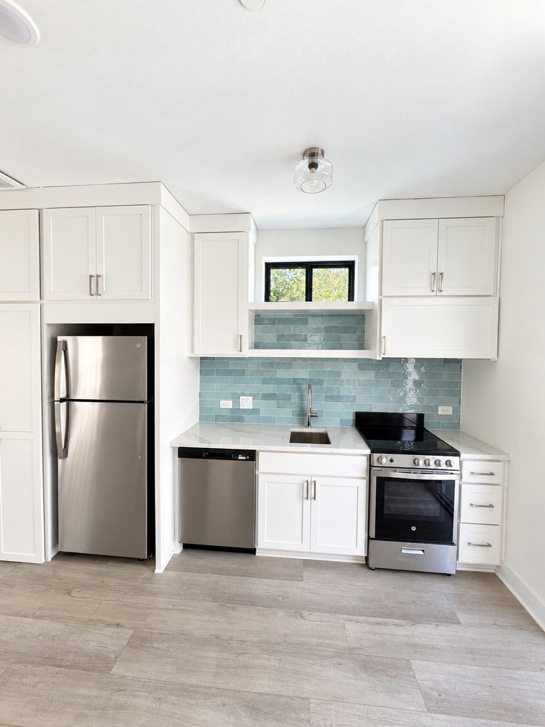 605 E 55th St - Photo 2