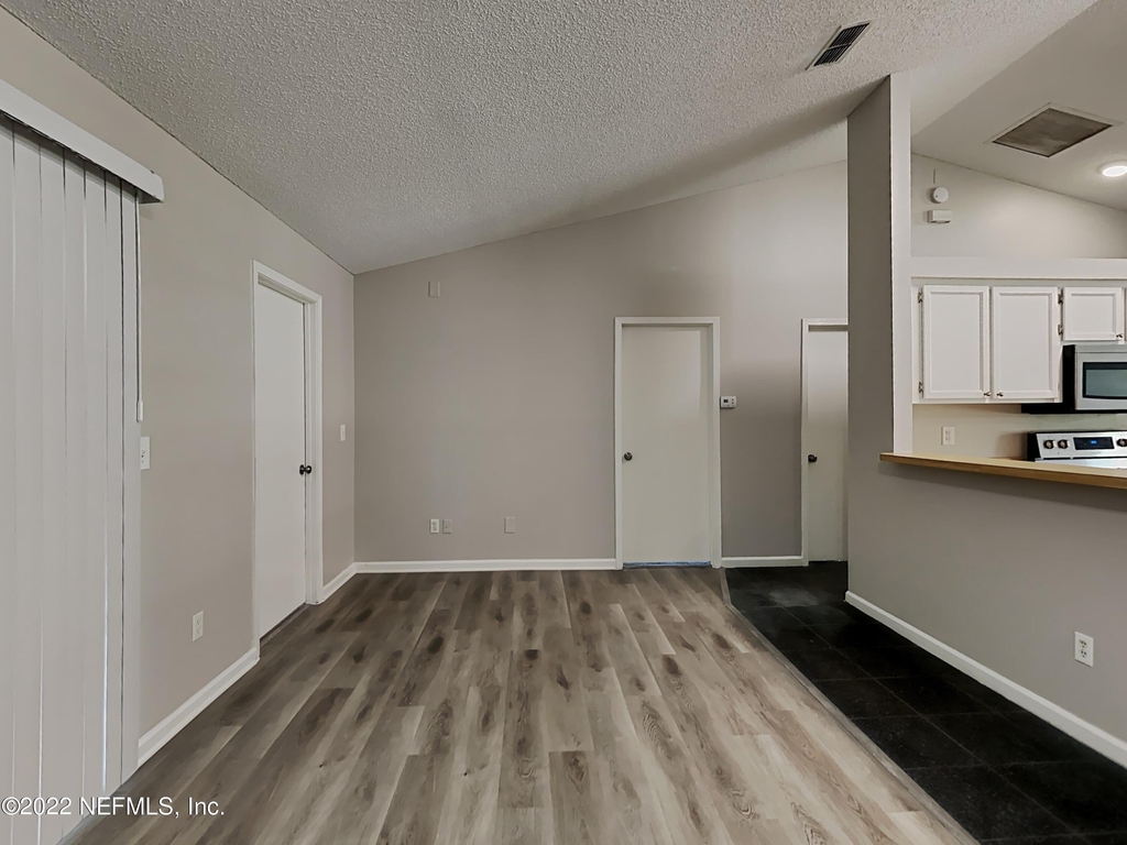 1689 Ashwood Circle - Photo 2