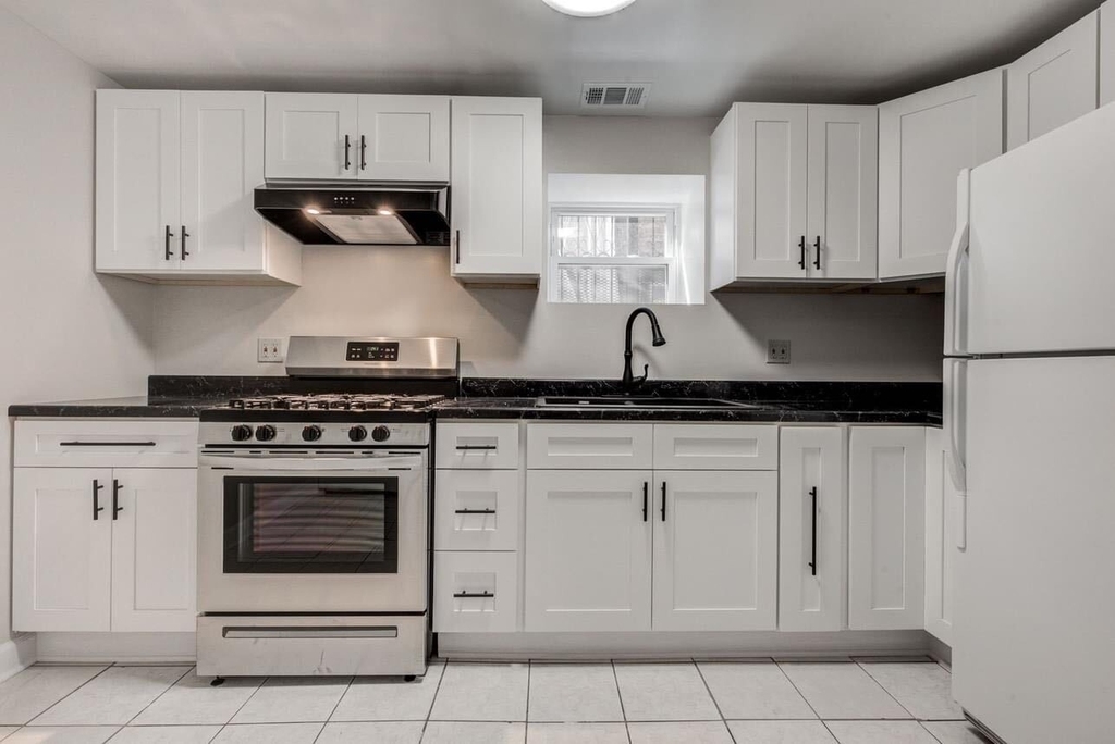 3637 W Oakdale Avenue - Photo 2