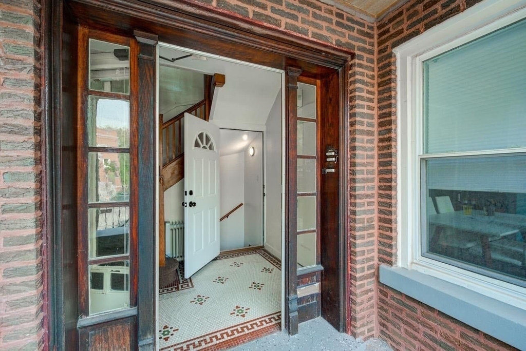 3637 W Oakdale Avenue - Photo 1