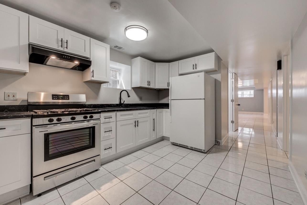 3637 W Oakdale Avenue - Photo 3
