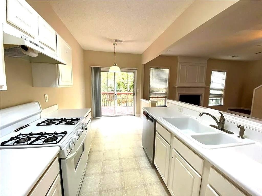 13300 Morris Road - Photo 11