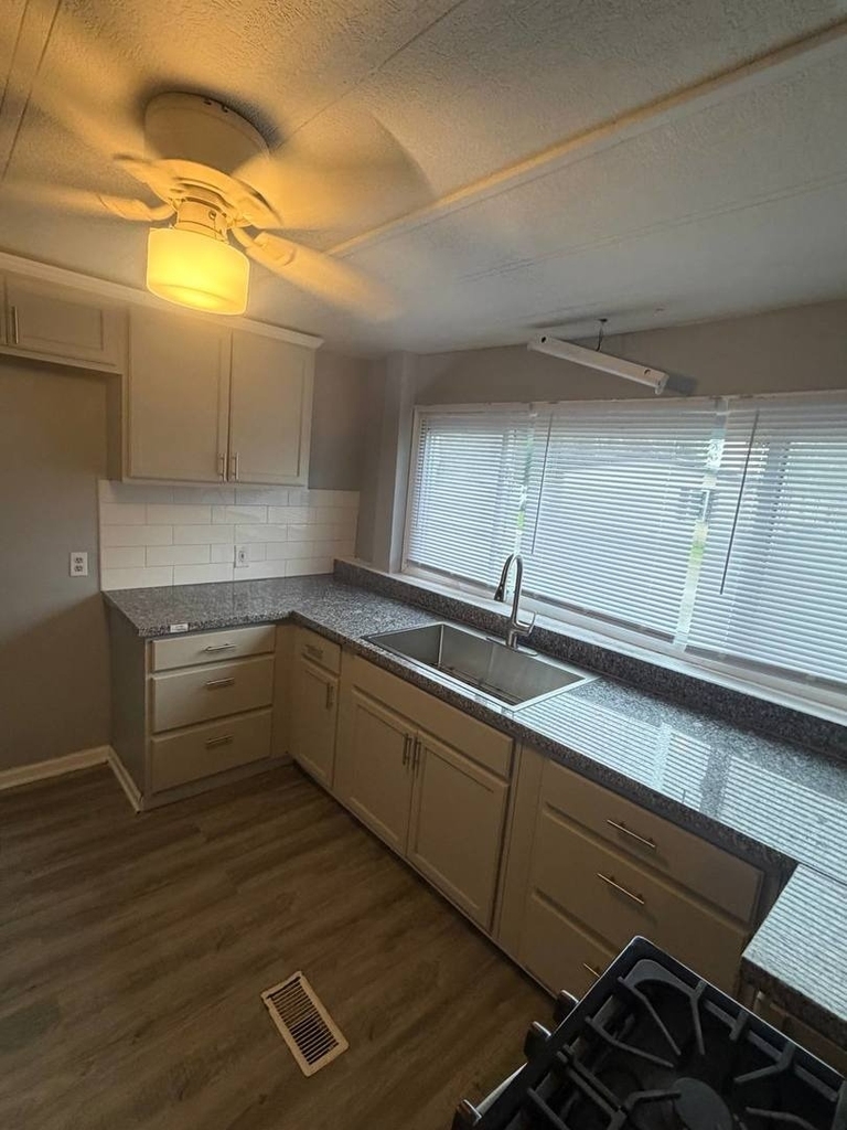 2247 Astor Street - Photo 4