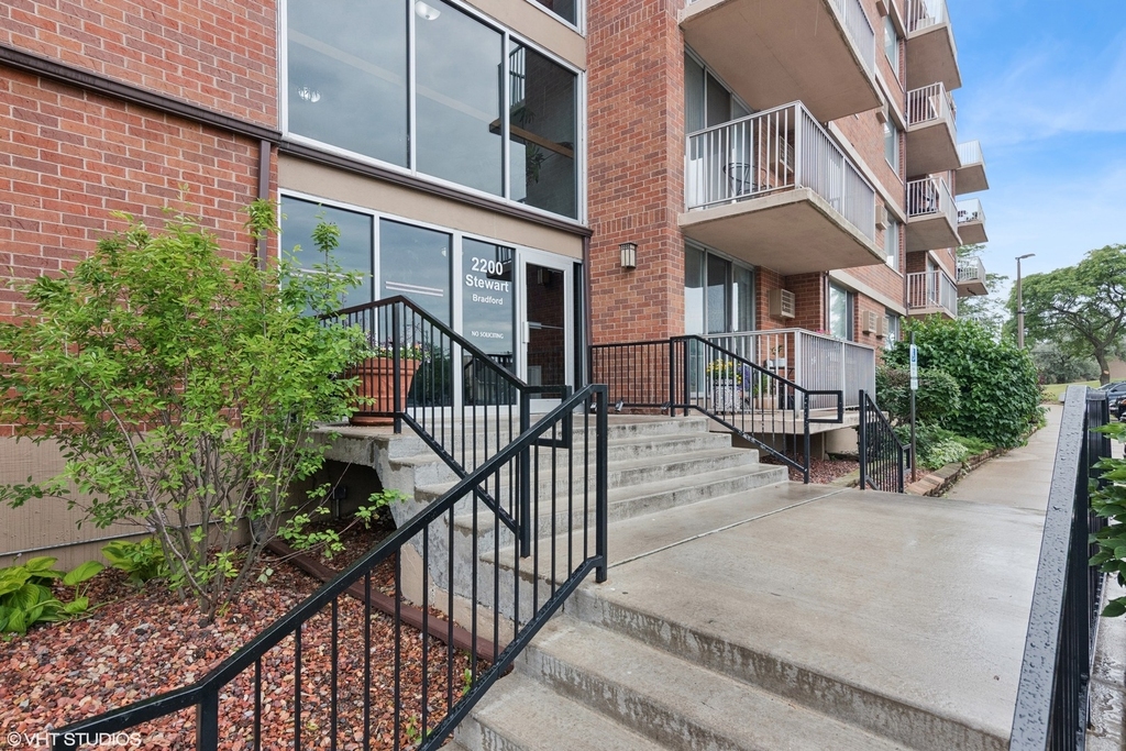 2200 S Stewart Avenue - Photo 1