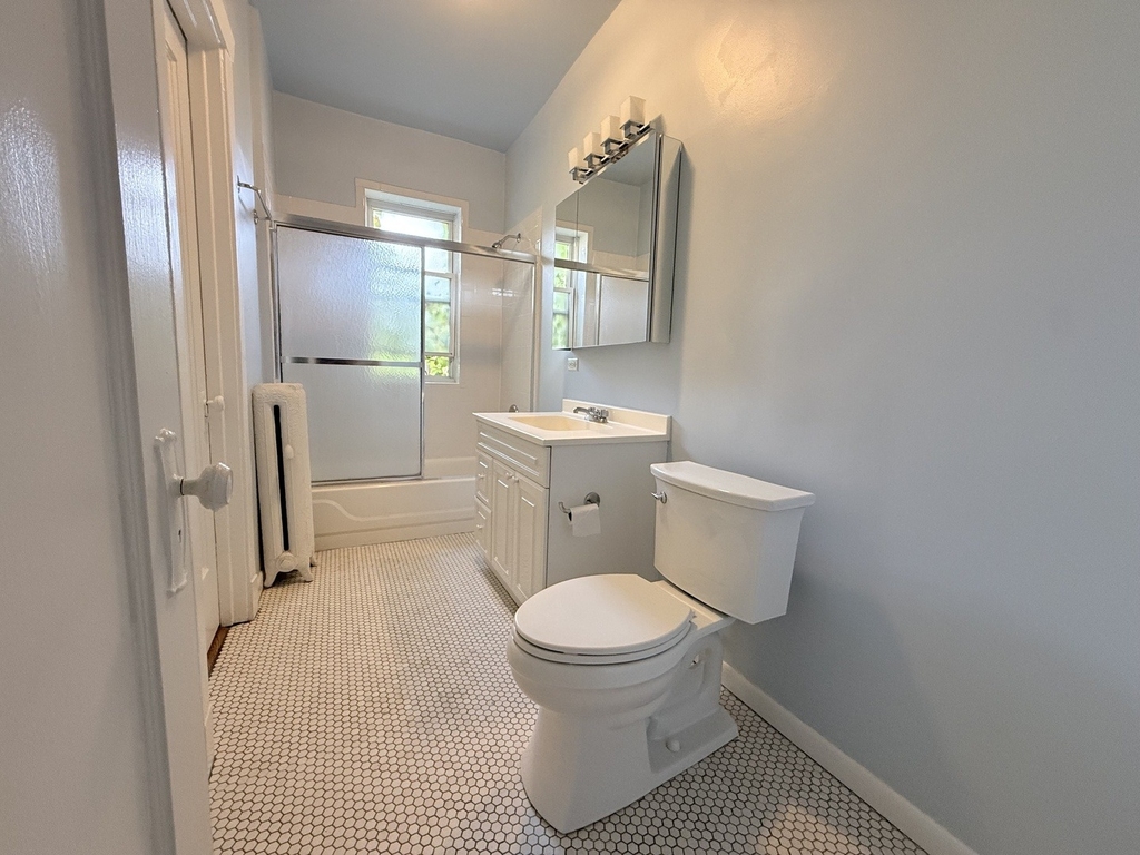 1470 W Winnemac Avenue - Photo 12