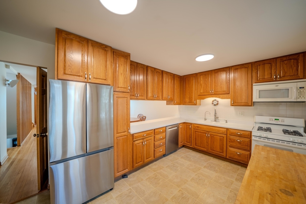 932 E 55th Street - Photo 2